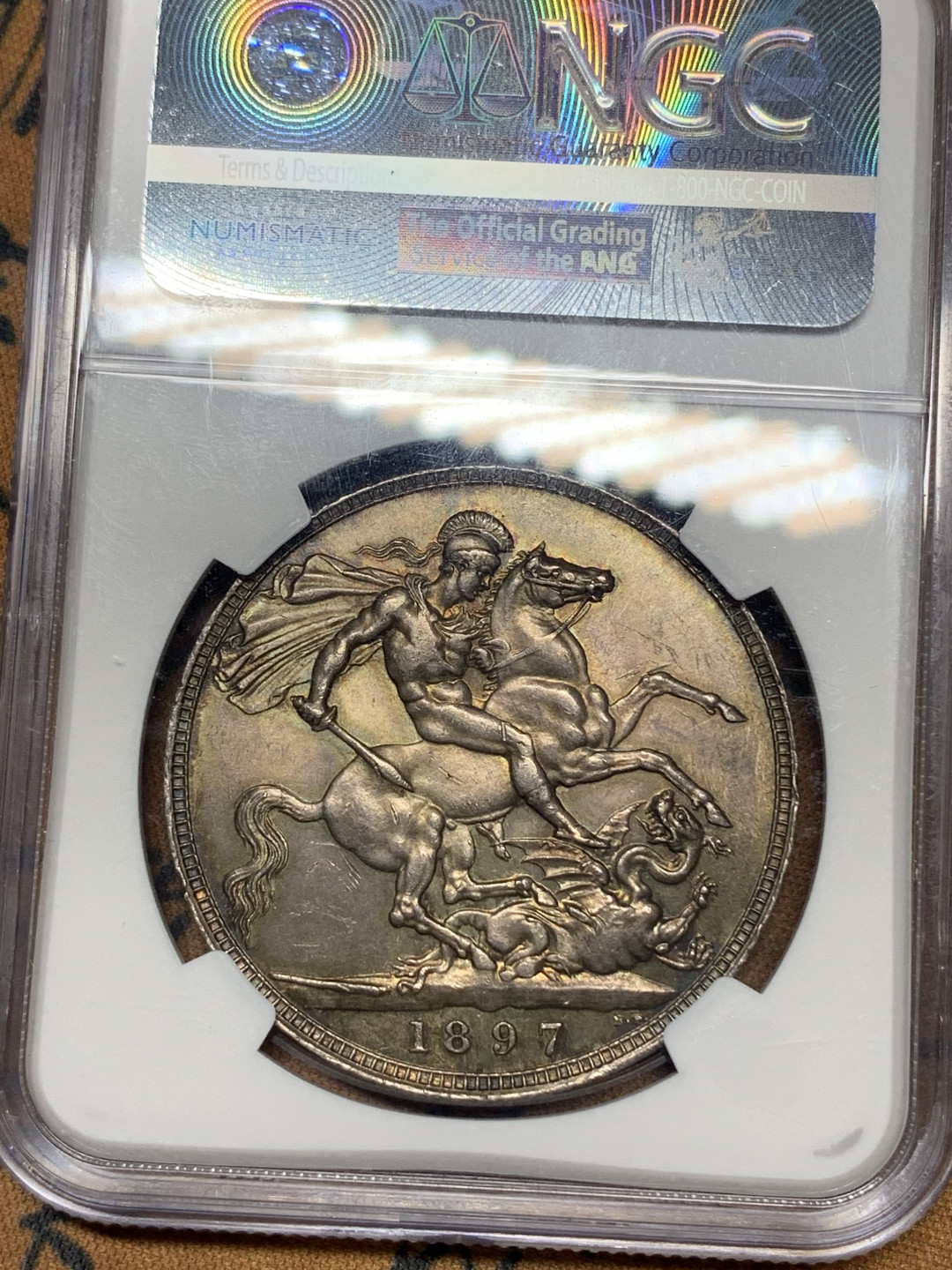 《竞宝斋》钱币微拍-第18场-本周日，周一2场连拍（全场顺丰包邮） NGC MS62 英国1897年1克朗 NGC编号：4583605-003 双面带彩复古包浆