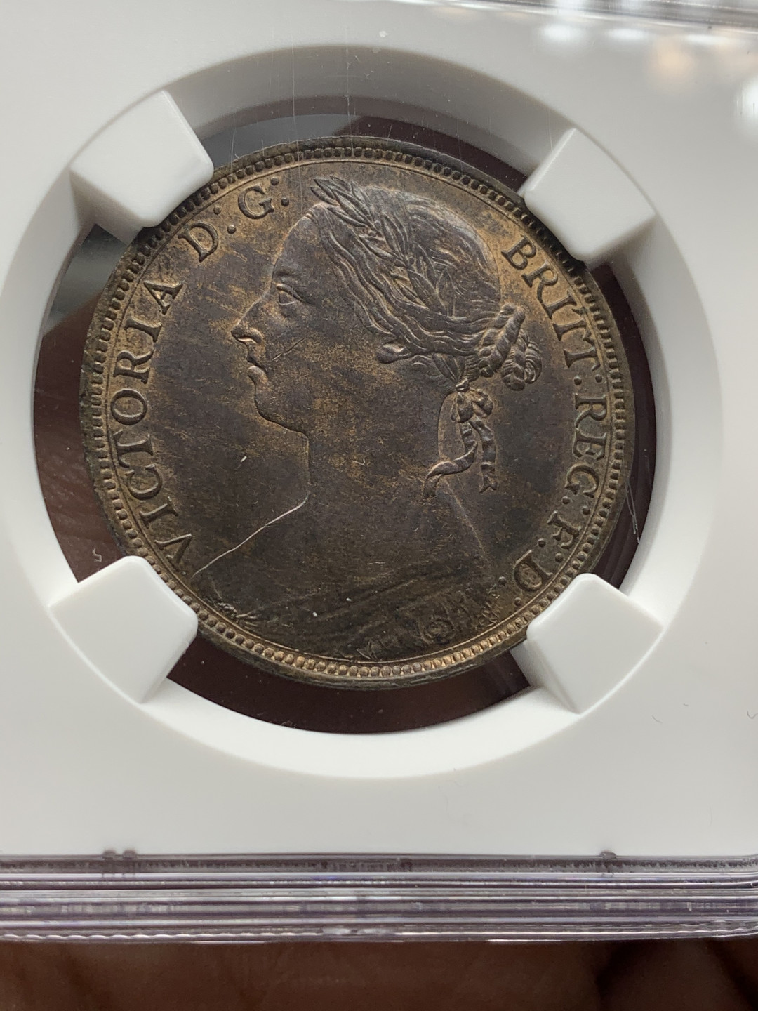 《竞宝斋》钱币微拍-第18场-本周日，周一2场连拍（全场顺丰包邮） NGC MS63BN 英国1884年1便士 NGC编号：4318531-008