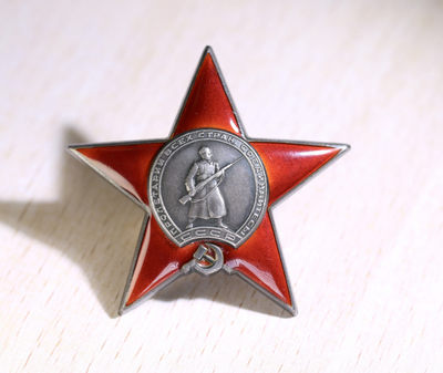 大猫徽章拍卖第175期 - 红星勋章 早期台阶版 好品 背杆有锯 钢轮 余完好