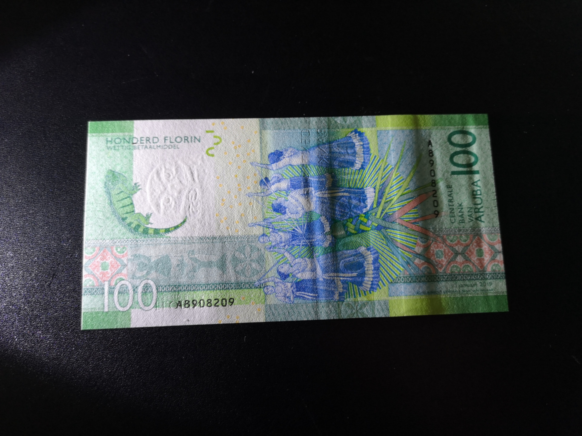 《外钞收藏家》第一百五十二期拍卖（本期98件） 2019年阿鲁巴100 A冠 无47 有疑似捆印 非硬折