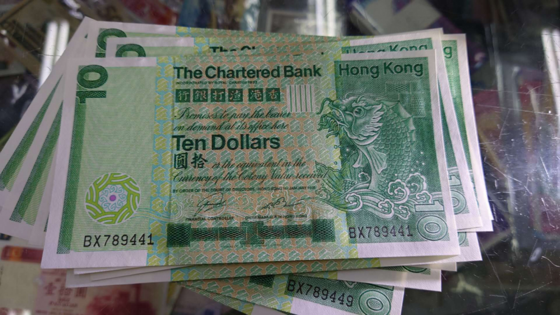 【囧羊收藏】精选微拍第41期暨2021年三十二期 港澳台币专场 1981年香港渣打银行10元 大鲤鱼 标准十连号带豹子号 全新UNC灯下无斑