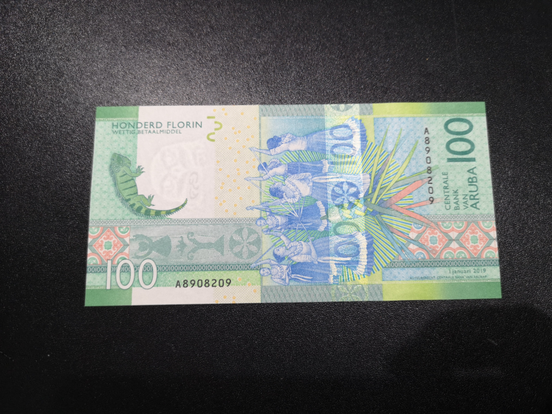 《外钞收藏家》第一百五十二期拍卖（本期98件） 2019年阿鲁巴100 A冠 无47 有疑似捆印 非硬折