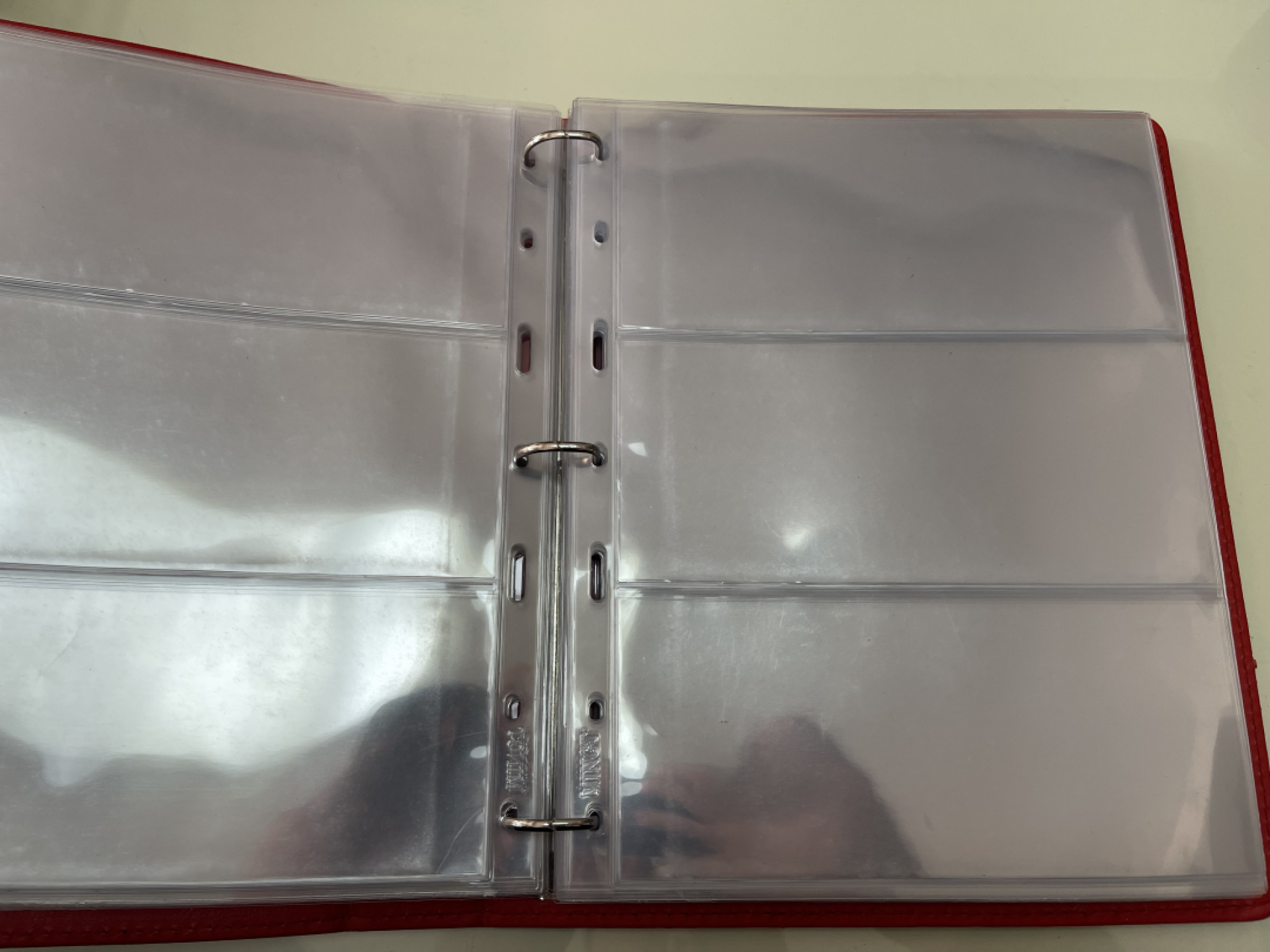 《外钞收藏家》第一百五十二期拍卖（本期98件） PCCB裸币收藏册 内页接近50张 三格 9成新 红色