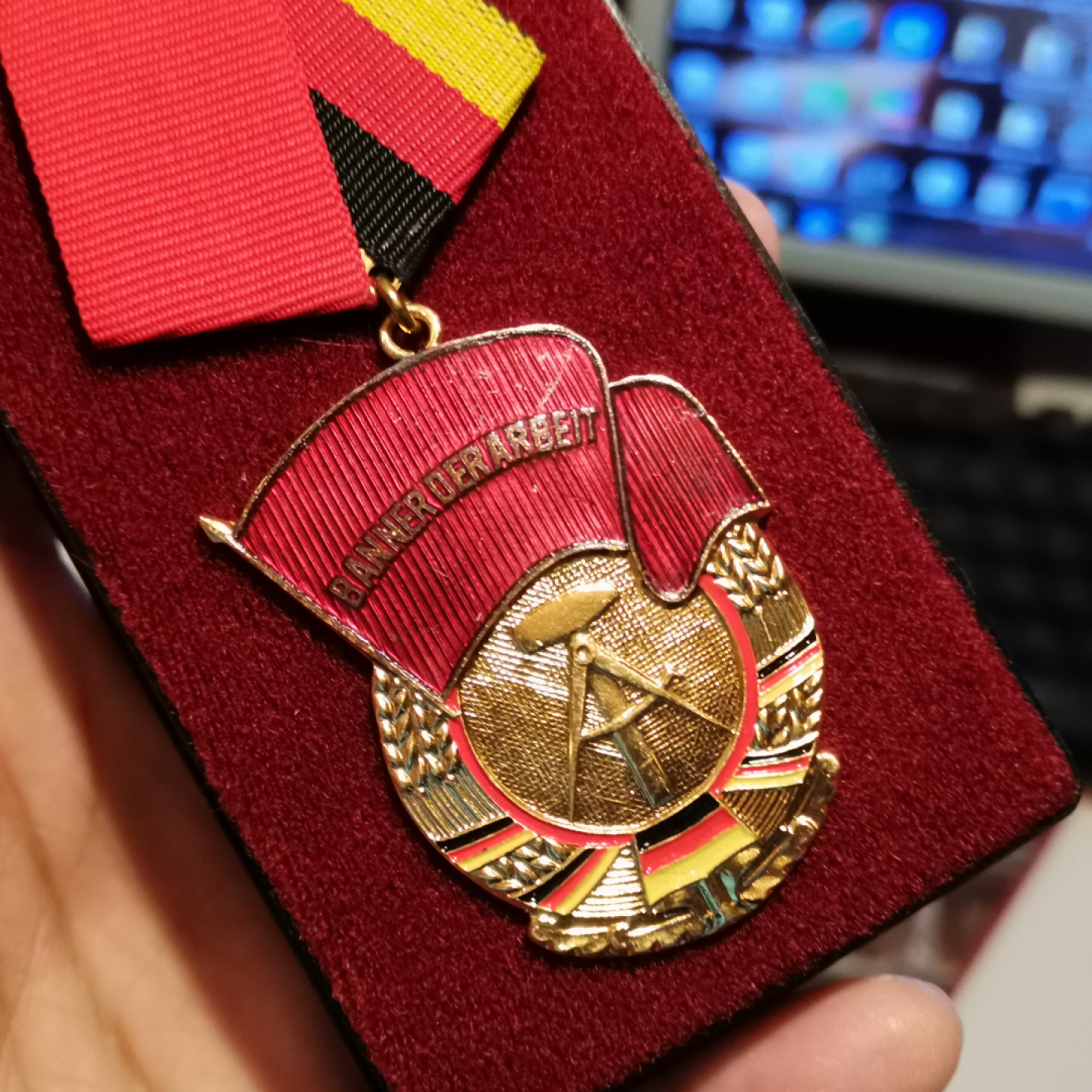 世界勋奖徽章拍卖第11期 东德劳动红旗勋章带证书