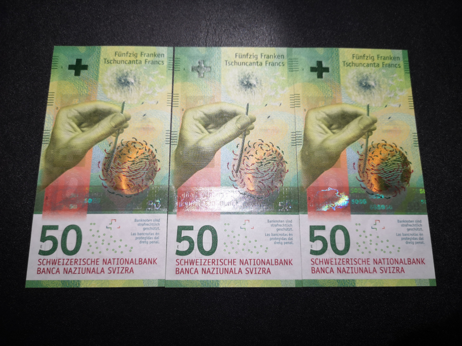 《外钞收藏家》第一百五十三期拍卖（本期94件） 最新版瑞士50法郎 三连号 全新UNC 