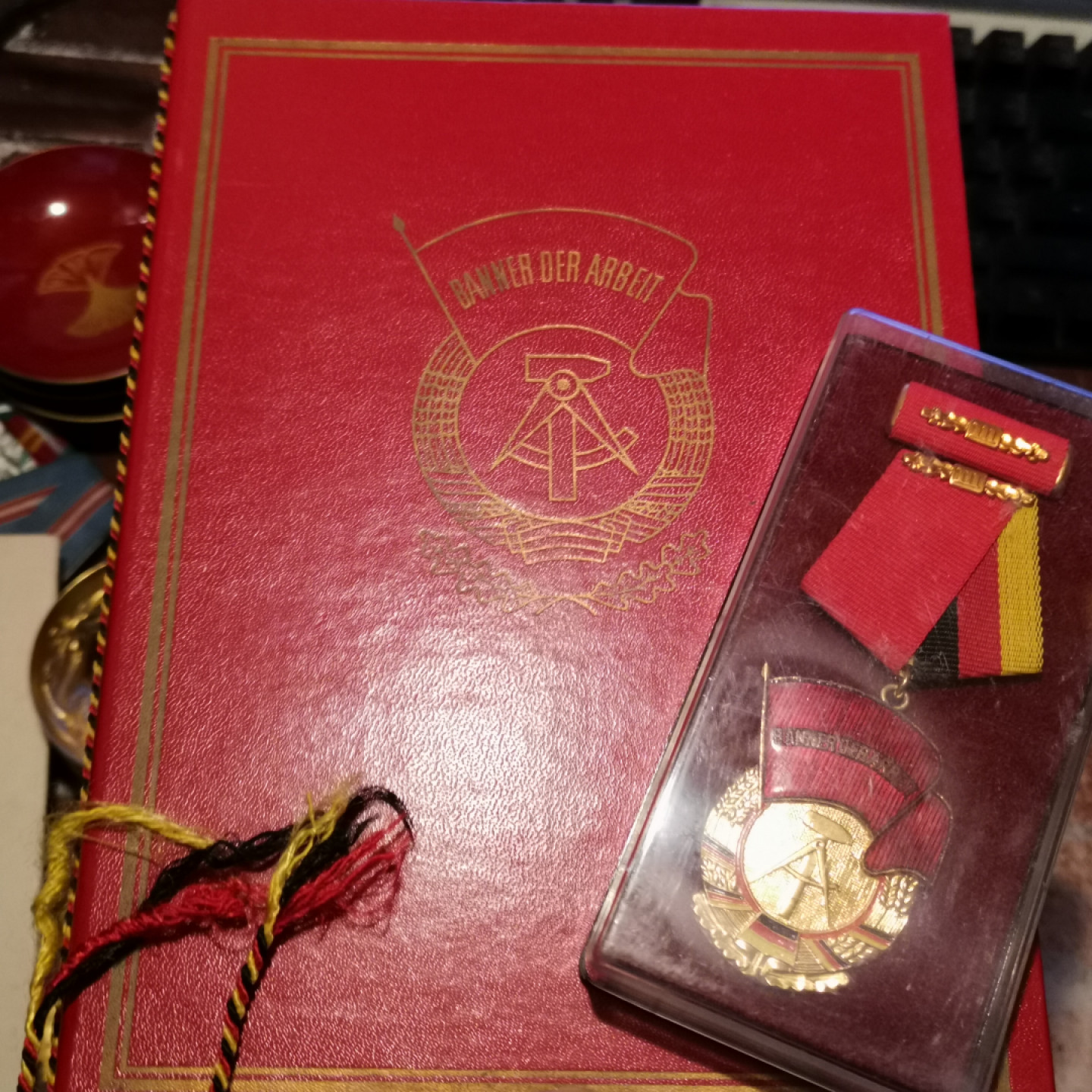 世界勋奖徽章拍卖第11期 东德劳动红旗勋章带证书