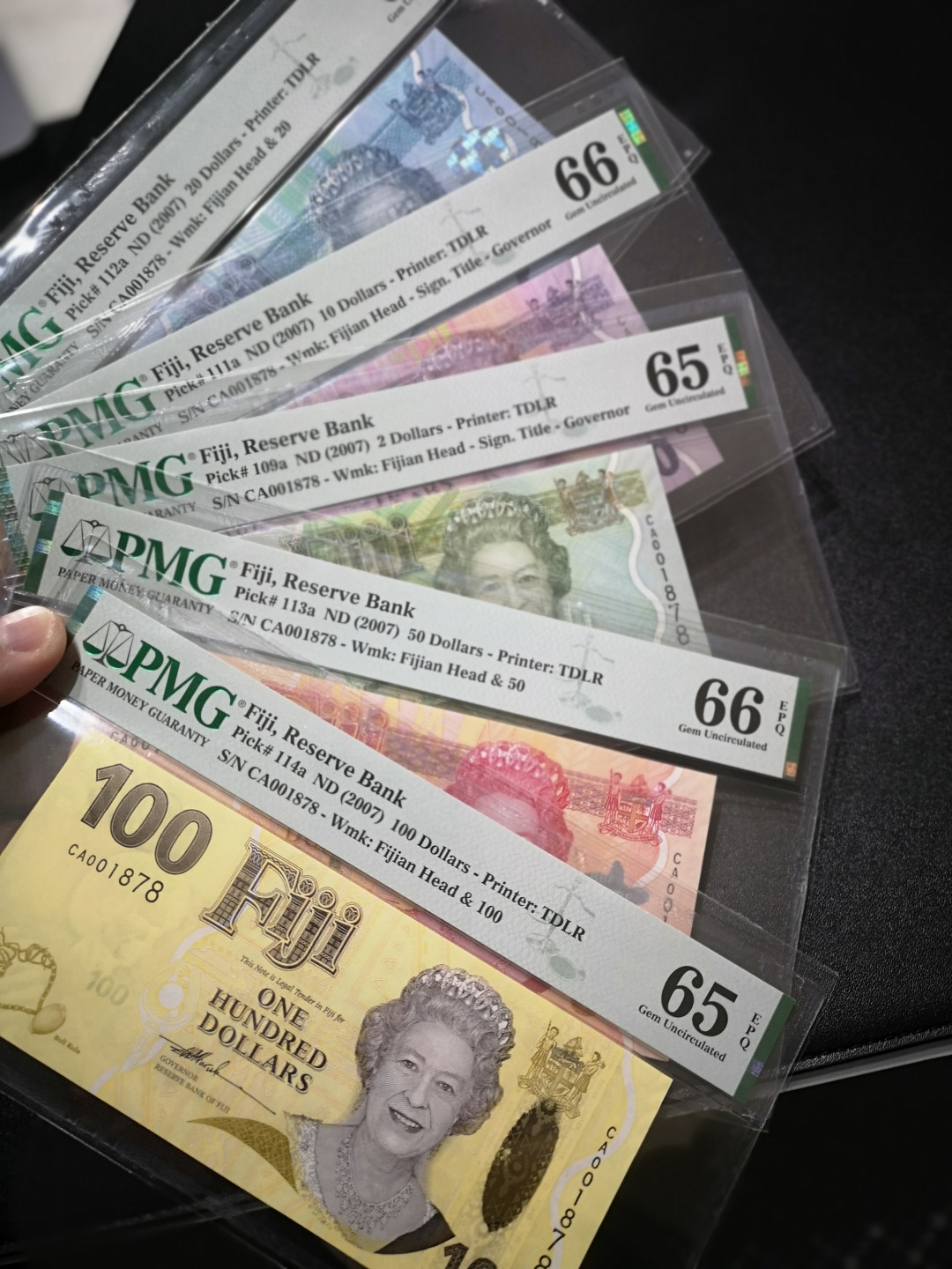 《外钞收藏家》第一百五十三期拍卖（本期94件） 2007年斐济全同号1878号 一套 PMG65-66 分数如图
