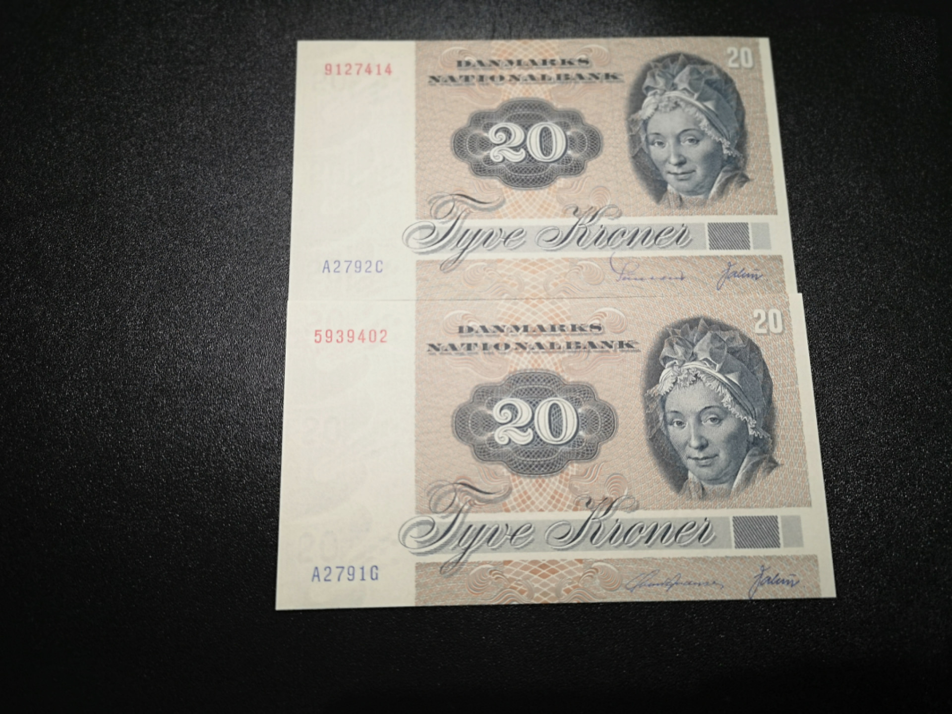 《外钞收藏家》第一百五十三期拍卖（本期94件） 丹麦鸟版20克朗 两个签名 2张一起 全新UNC 