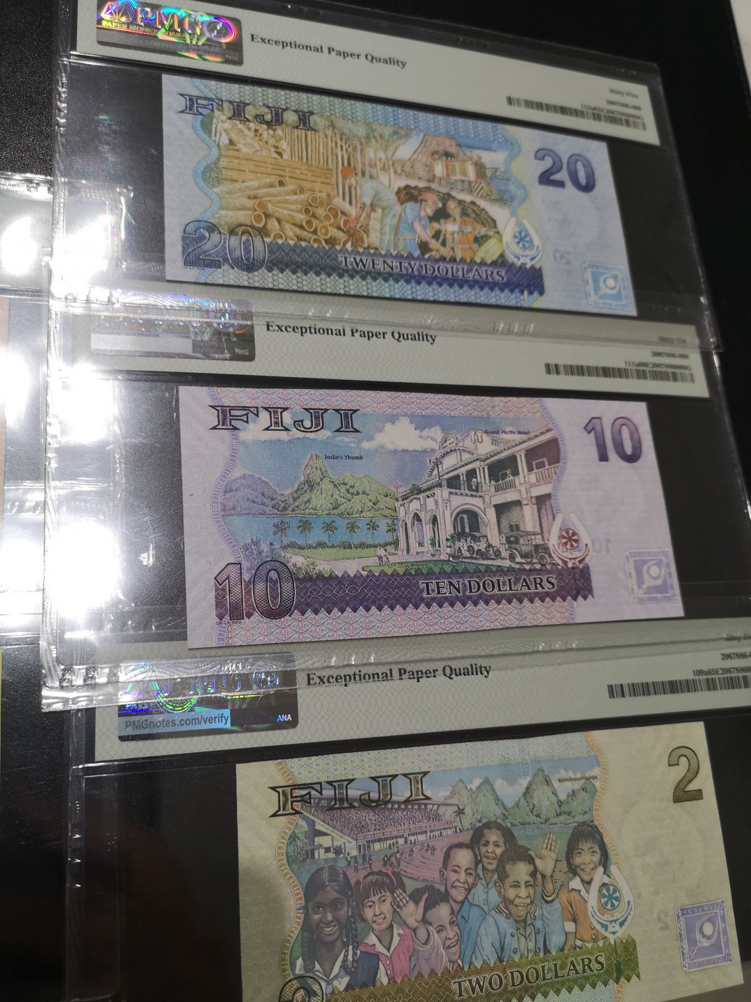 《外钞收藏家》第一百五十三期拍卖（本期94件） 2007年斐济全同号1878号 一套 PMG65-66 分数如图