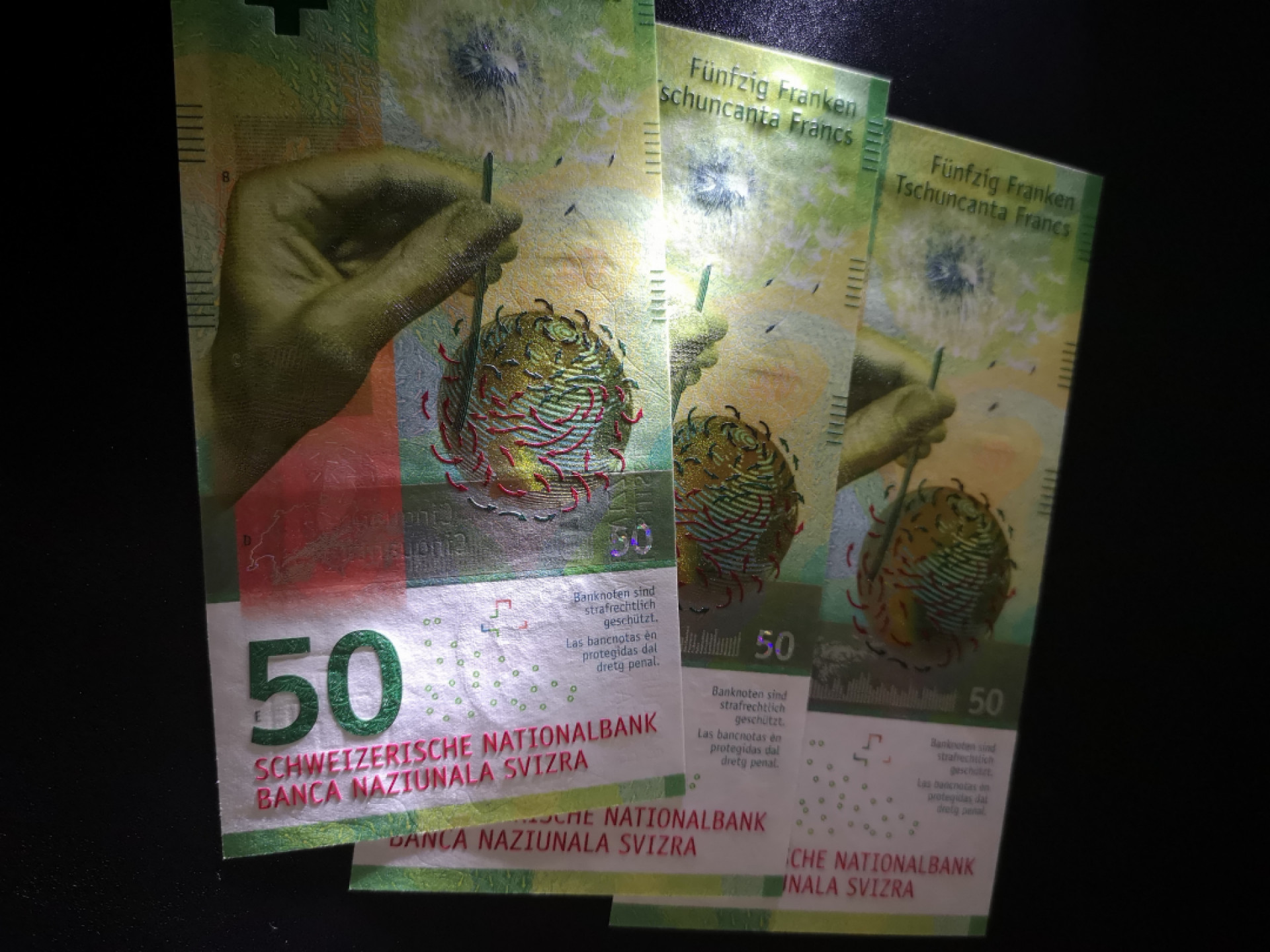 《外钞收藏家》第一百五十三期拍卖（本期94件） 最新版瑞士50法郎 三连号 全新UNC 