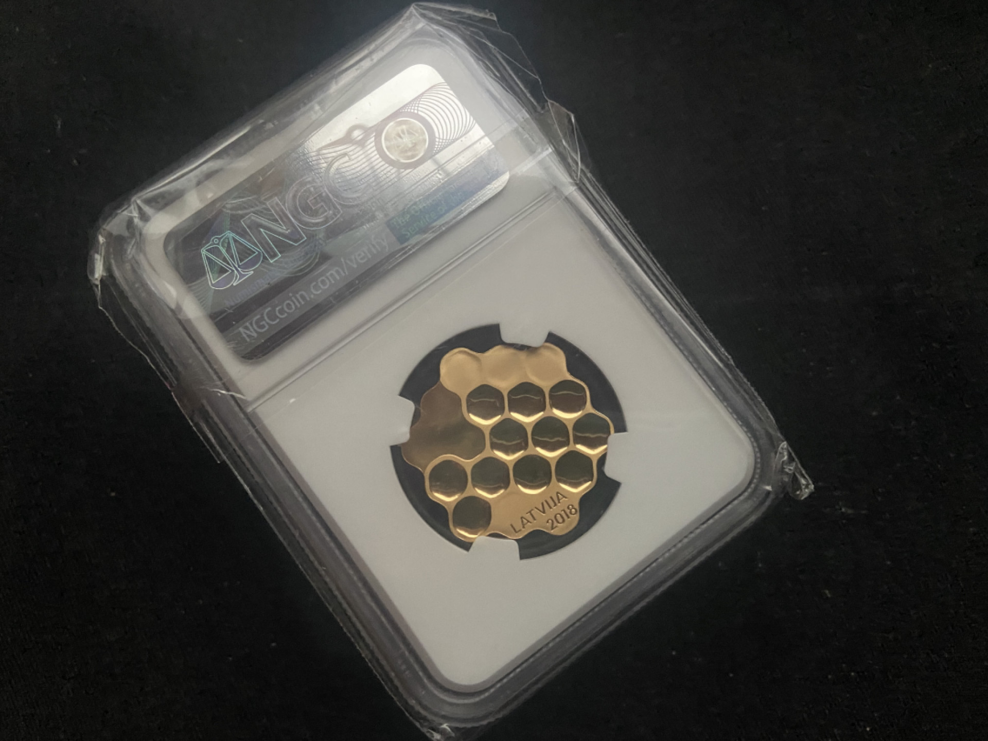 【实物赏析】🌟推荐🌟克劳斯获奖币🌟最佳硬币【拉托维亚】蜂巢镀金银币【蓝标ngc70】