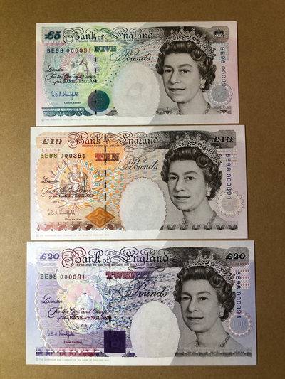 《张总收藏》44期—初版首发 - 英格兰5、10、20镑三张 UNC 稀少百位号全同号 E序列