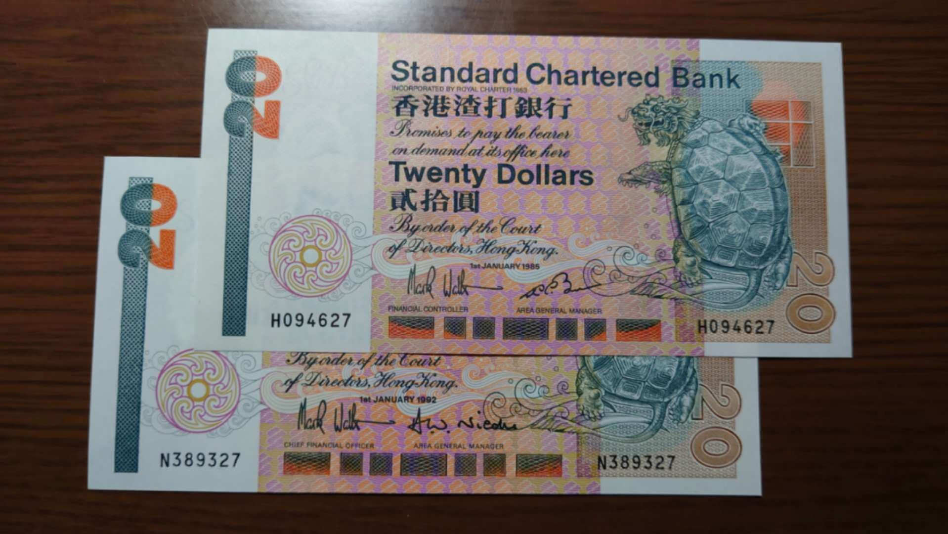 12.13晚【囧羊收藏】精选微拍第42期暨2021年第三十三期 各国钱币精选（纸币+硬币） 1985+1992年香港渣打银行20元 长棍 两张尾2同号27 全新UNC雪白无斑 