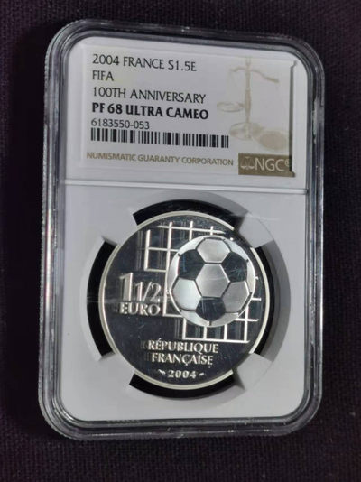 刘世昌艺术品销售中心～虎踞龙蟠*金杨在线联拍群第300期 - 法国2004年“国际足联诞生100周年”1.5欧元纪念银币（NGC MS68  串号：6183550-053）1枚。此币荣获当年世界硬币大奖币～“最受欢迎币”奖。