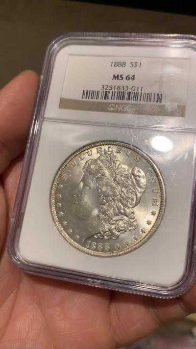 《竞宝斋》钱币微拍-第21场-本周日，周一2场连拍（全场顺丰包邮） NGC-MS64 美国 1888发财年份 1美元 摩根 银币 双面霜感强烈！金色环彩 热门品种 NGC编号3251833-011