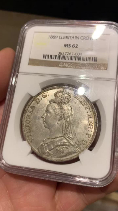 《竞宝斋》钱币微拍-第21场-本周日，周一2场连拍（全场顺丰包邮） NGC-MS62 英国1889年马剑克朗酱彩一流状态见银霜
