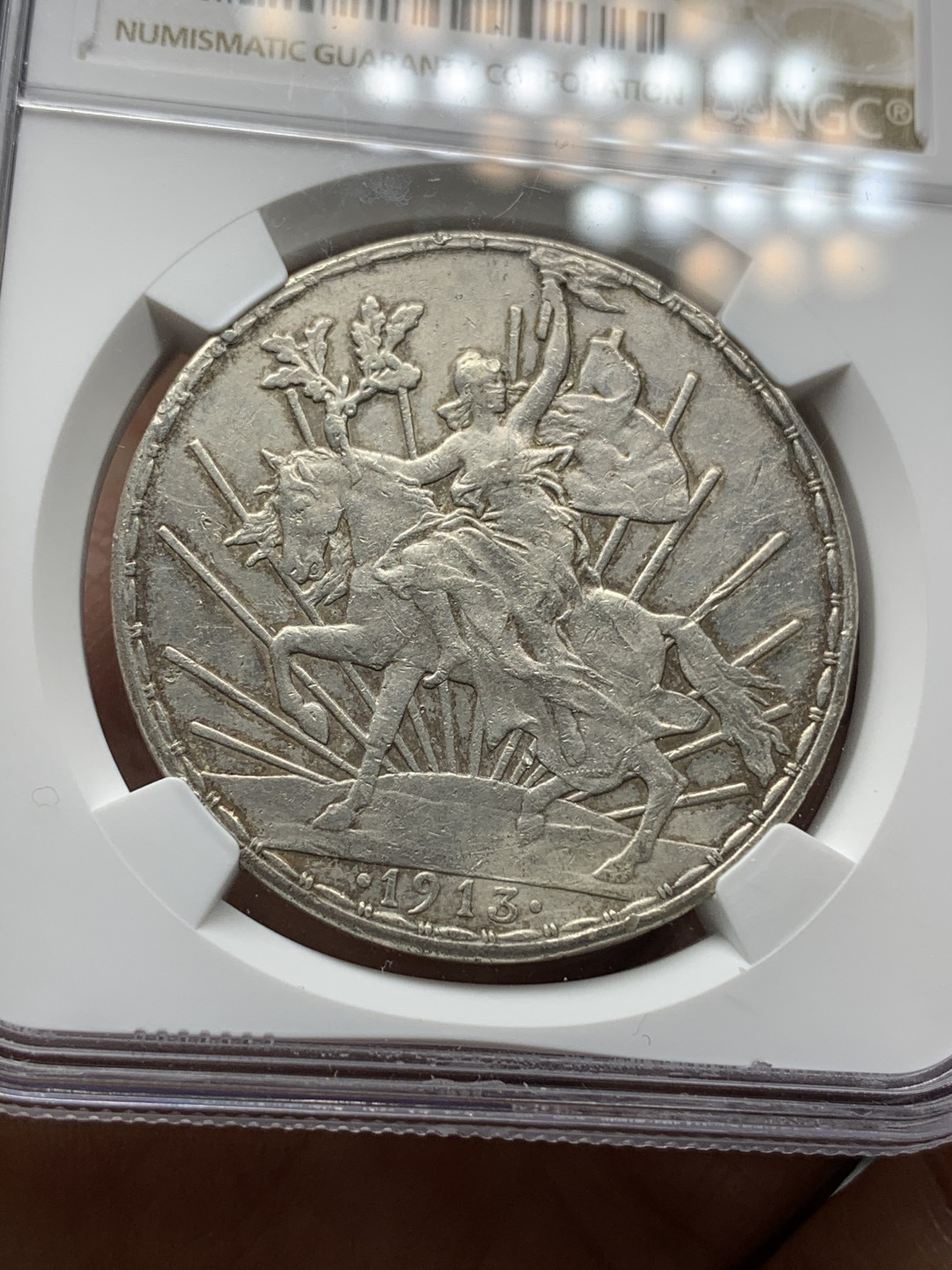 《竞宝斋》钱币微拍-第21场-本周日，周一2场连拍（全场顺丰包邮） NGC-AUD  墨西哥骑马鹰洋1比索  1913  原味老包浆  热门低估品种