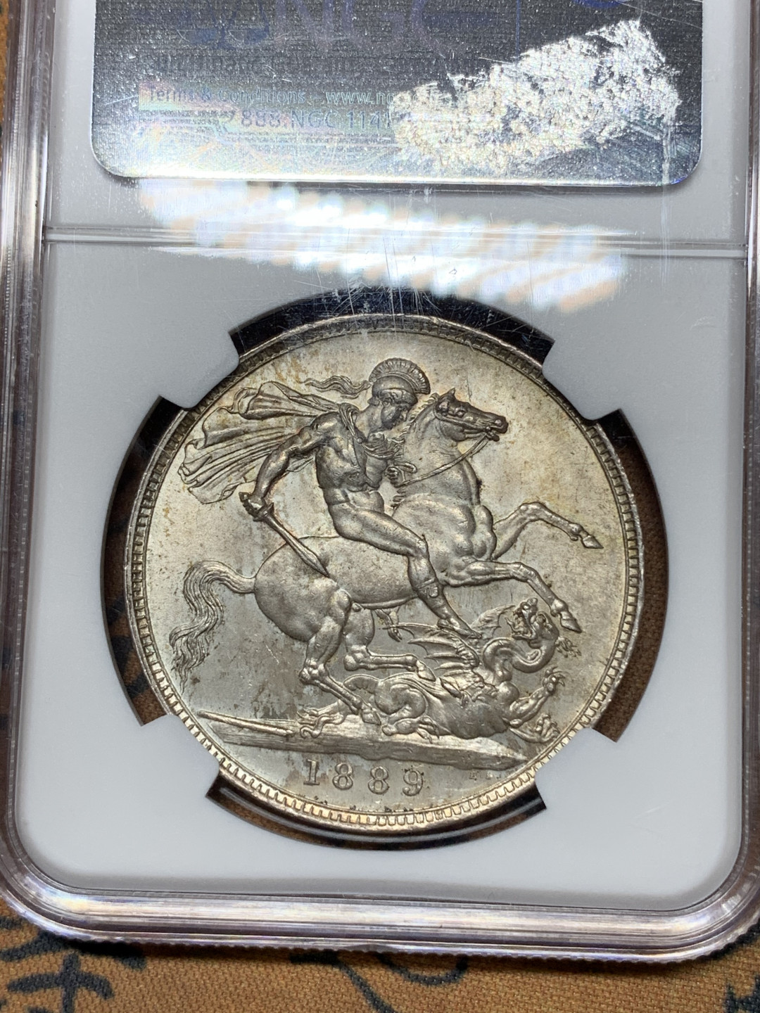 《竞宝斋》钱币微拍-第21场-本周日，周一2场连拍（全场顺丰包邮） NGC-MS62 英国1889年马剑克朗酱彩一流状态见银霜