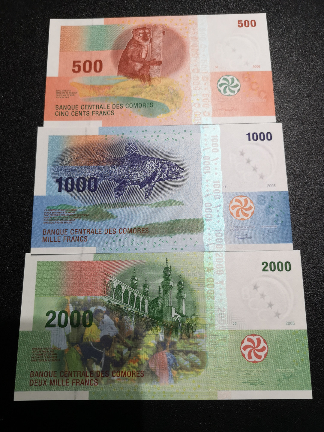 《外钞收藏家》第一百五十五期拍卖 双连拍第二场（本期59件）） 科摩罗小套3张 全新UNC 100是A冠首发获奖币3、400一张  全新UNC