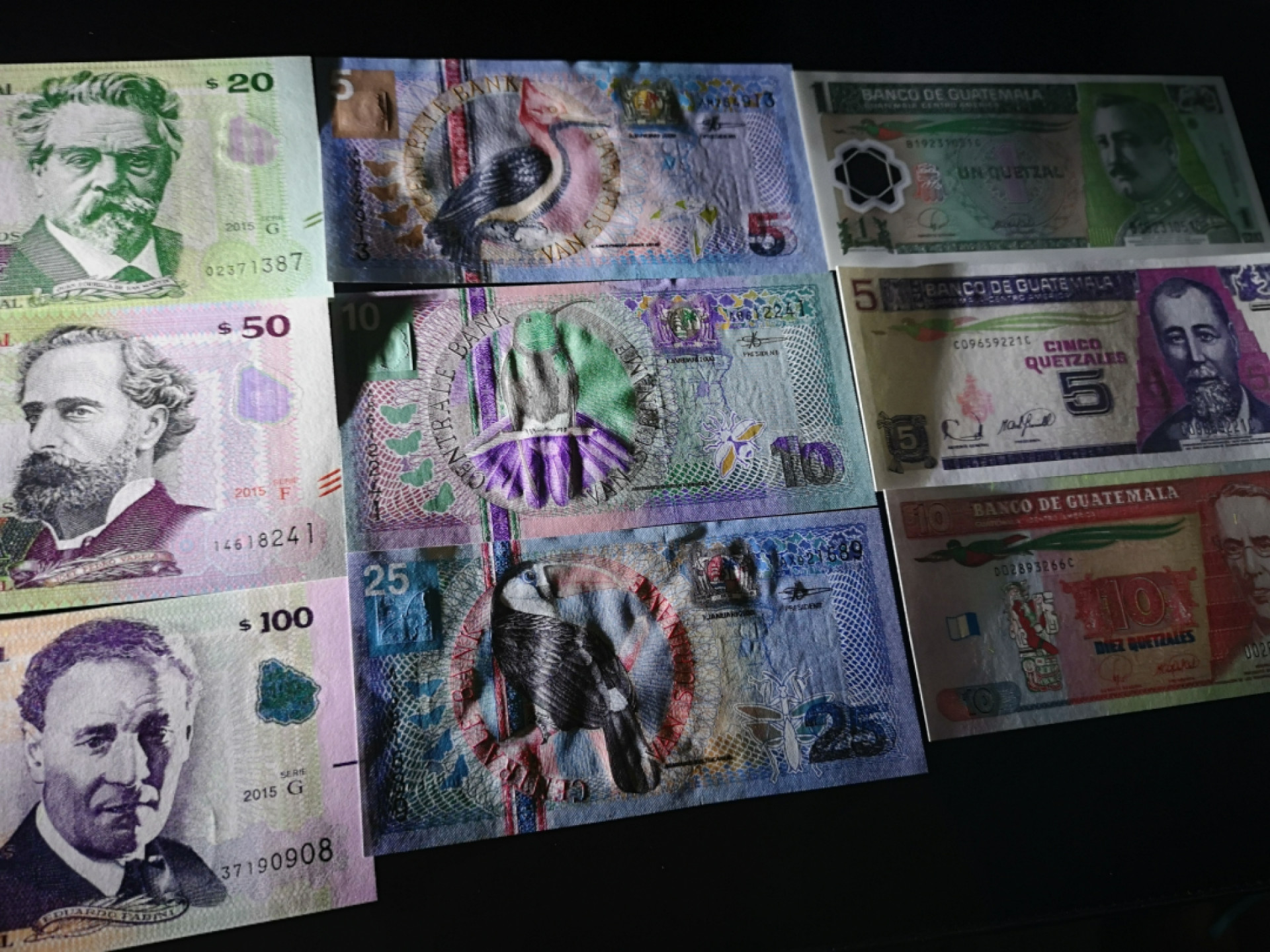 《外钞收藏家》第一百五十五期拍卖 双连拍第二场（本期59件）） 巴拉圭、乌拉圭、苏里南、危地马拉 每国三张小套 全新UNC