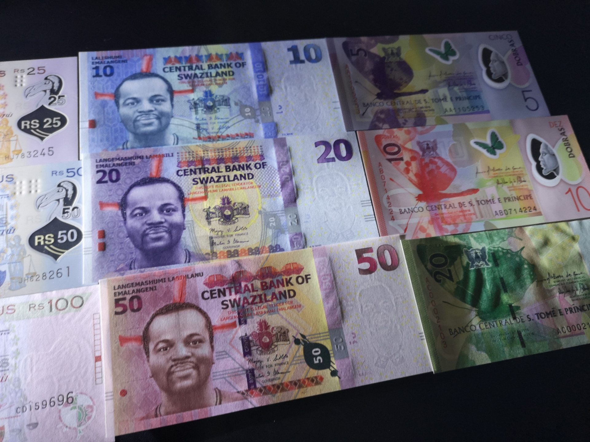 《外钞收藏家》第一百五十五期拍卖 双连拍第二场（本期59件）） 加纳、毛里求斯、斯威士兰、多美尼亚 每国三张小套 全新UNC