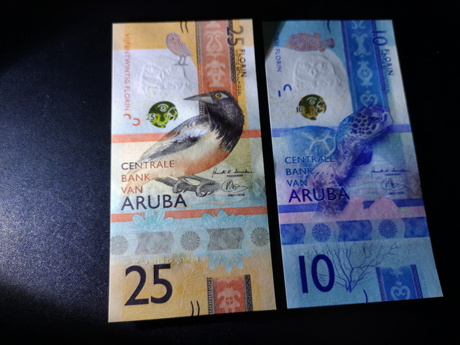 《外钞收藏家》第一百五十五期拍卖 双连拍第二场（本期59件）） 阿鲁巴10、25两张一起 全新UNC