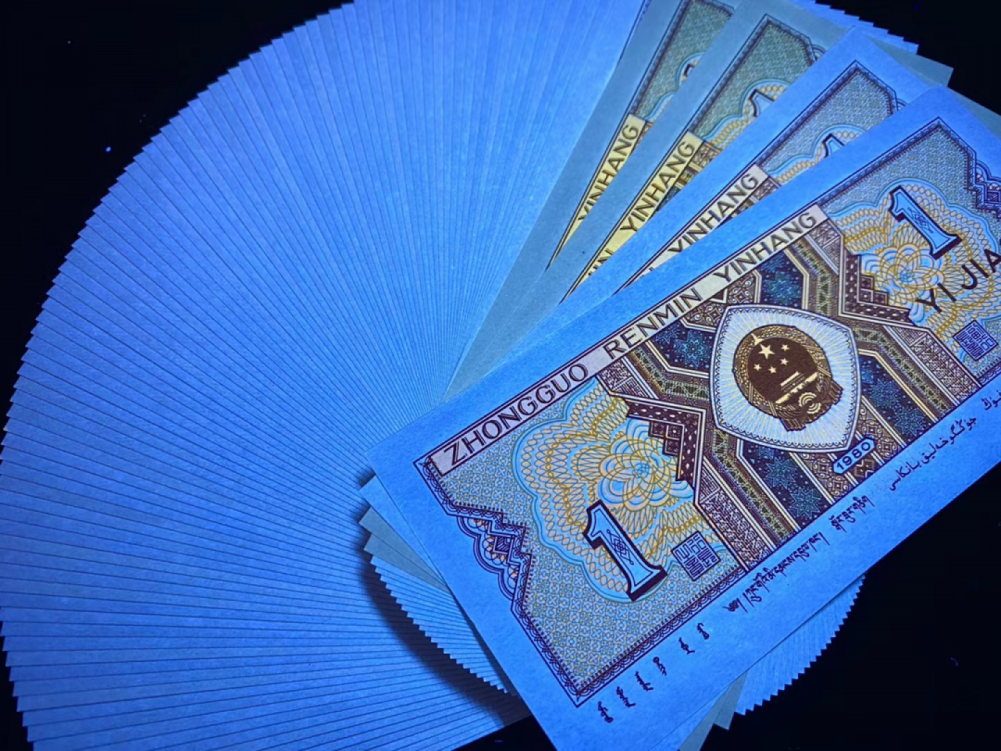 钱满塘收藏-精品钱币大杂烩 🔥 新品种！8001【特强黄金甲】钱坤67E评级币YN49570191，独特的蓝天瑞云纸张蓝白色强荧光！首次在特强黄金甲中发现，与普通特强黄金甲对比明显，纸张呈翠兰色，背面与蓝天瑞云纸张相似，隐约有云状，正面双色特强荧光，冠号流水是粗字体明显，不同于普通的白云丹霞，非常漂亮！绝品无斑无油！