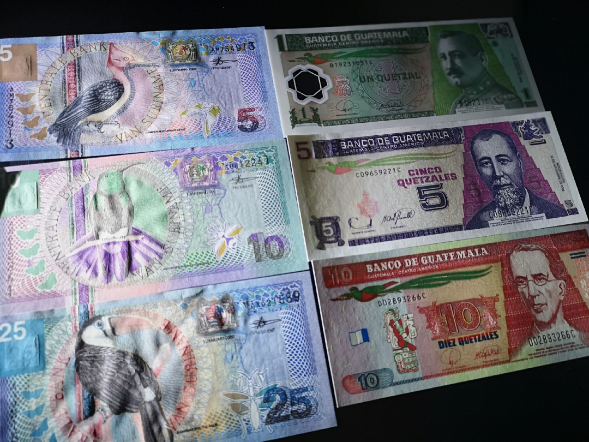 《外钞收藏家》第一百五十五期拍卖 双连拍第二场（本期59件）） 巴拉圭、乌拉圭、苏里南、危地马拉 每国三张小套 全新UNC