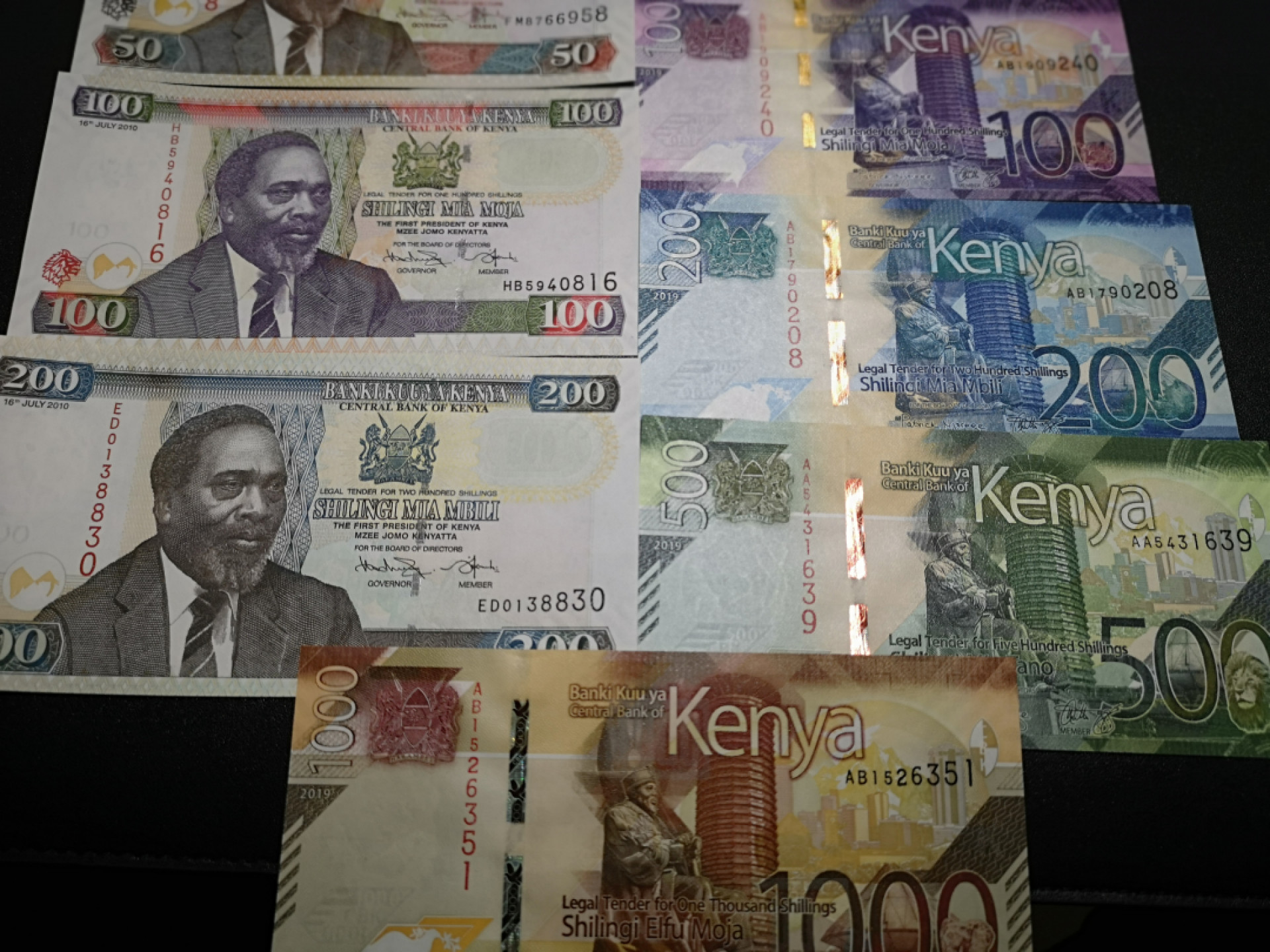 《外钞收藏家》第一百五十五期拍卖 双连拍第二场（本期59件）） 肯尼亚两个版本8张 全新UNC