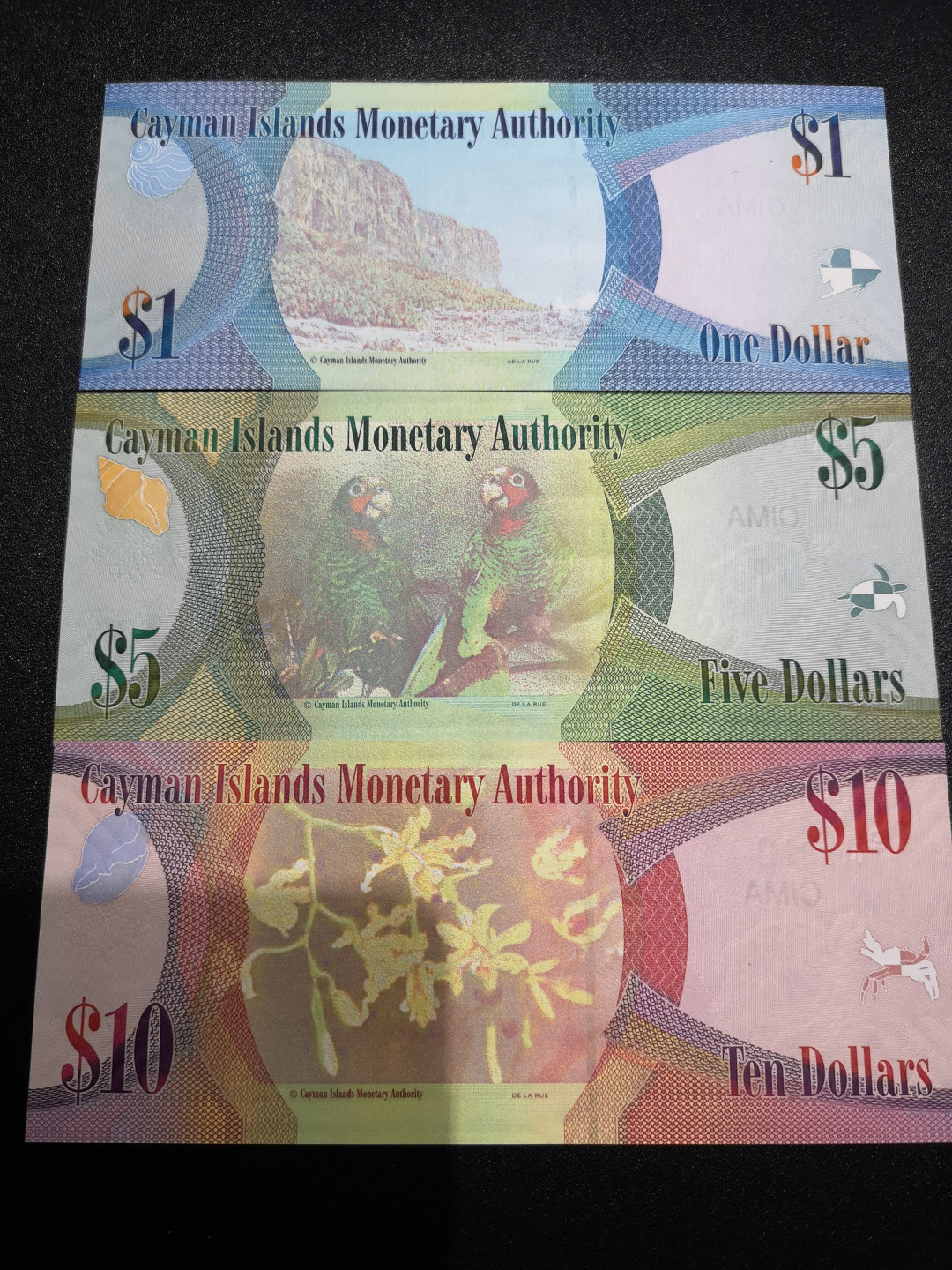 《外钞收藏家》第一百五十五期拍卖 双连拍第二场（本期59件）） 开曼群岛女王 小套3张 有百位号、千位号 全新UNC