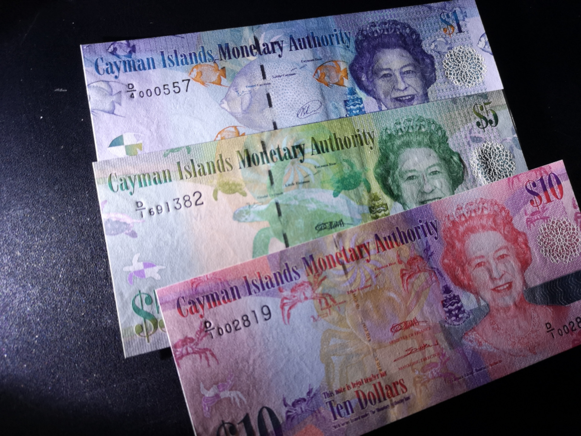 《外钞收藏家》第一百五十五期拍卖 双连拍第二场（本期59件）） 开曼群岛女王 小套3张 有百位号、千位号 全新UNC