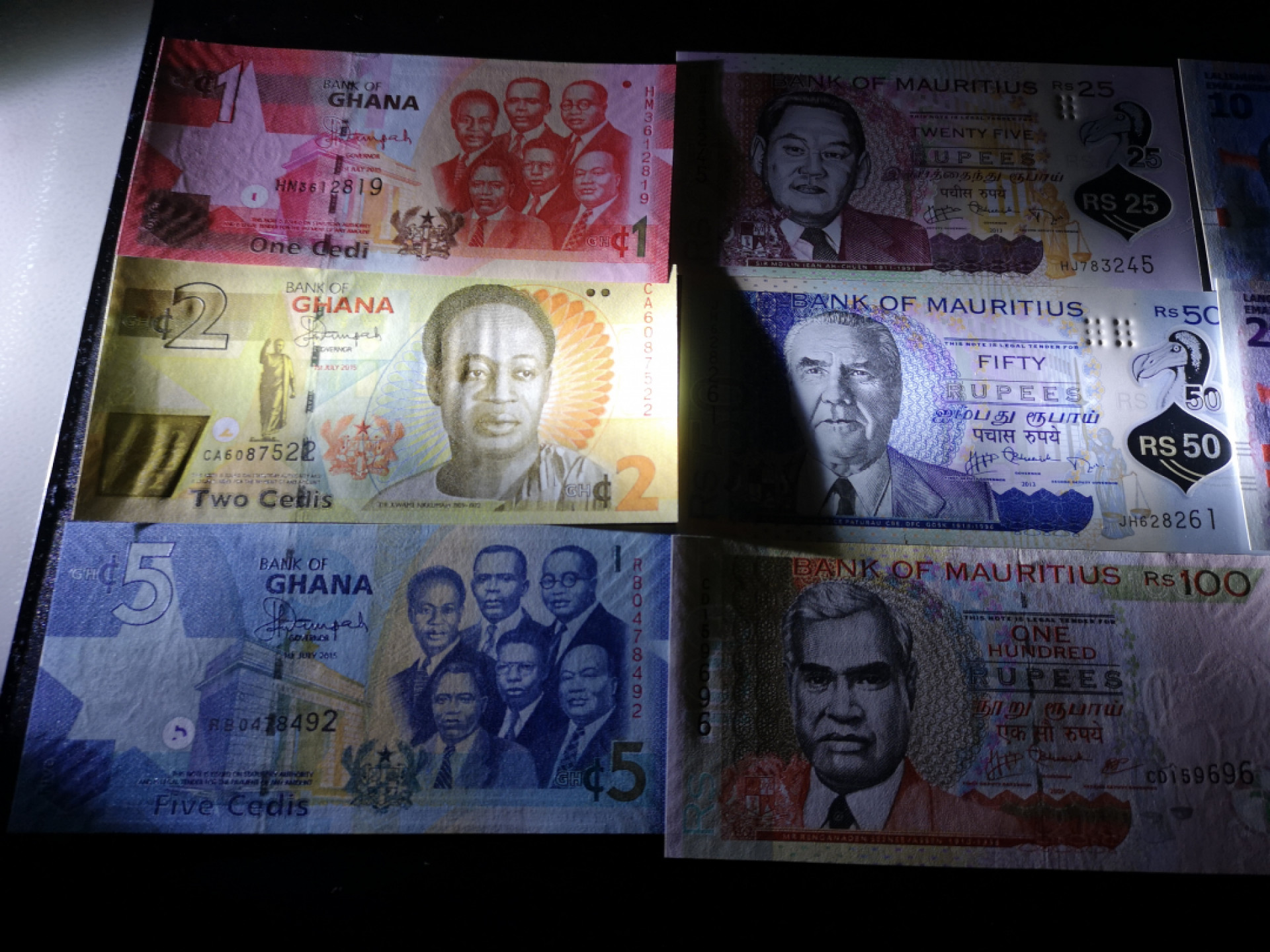 《外钞收藏家》第一百五十五期拍卖 双连拍第二场（本期59件）） 加纳、毛里求斯、斯威士兰、多美尼亚 每国三张小套 全新UNC