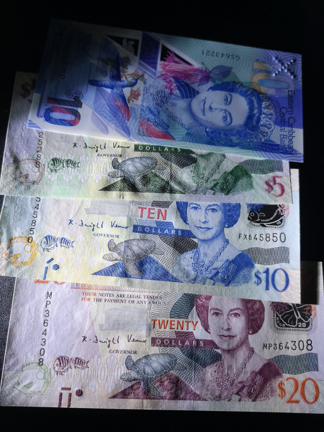 《外钞收藏家》第一百五十五期拍卖 双连拍第二场（本期59件）） 东加勒比两个版本4张 全新UNC