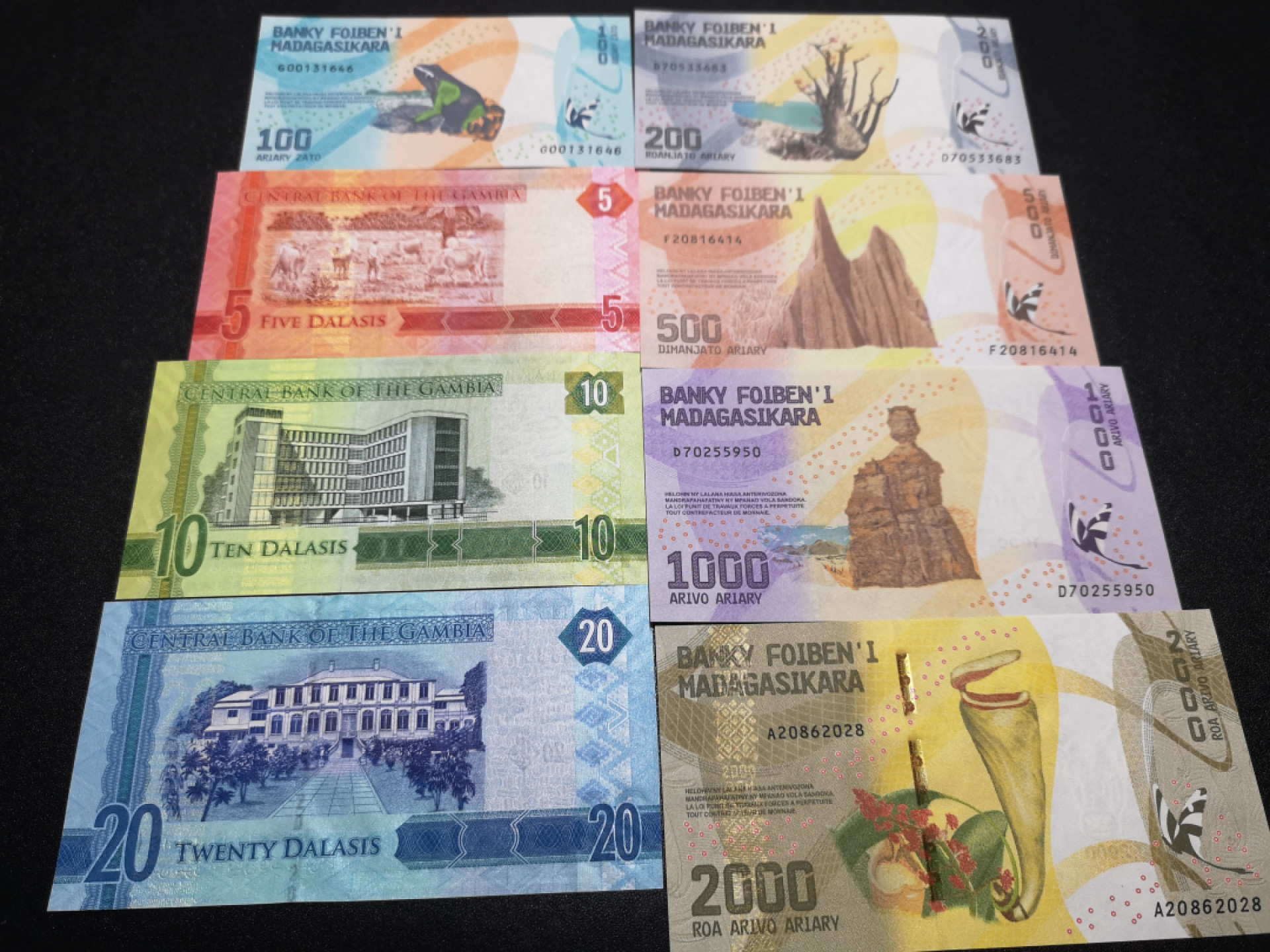 《外钞收藏家》第一百五十五期拍卖 双连拍第二场（本期59件）） 冈比亚和马达加斯加两套 全新UNC