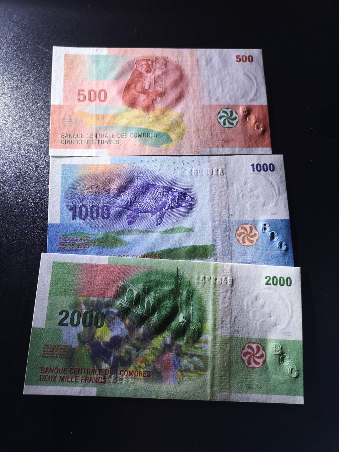 《外钞收藏家》第一百五十五期拍卖 双连拍第二场（本期59件）） 科摩罗小套3张 全新UNC 100是A冠首发获奖币3、400一张  全新UNC