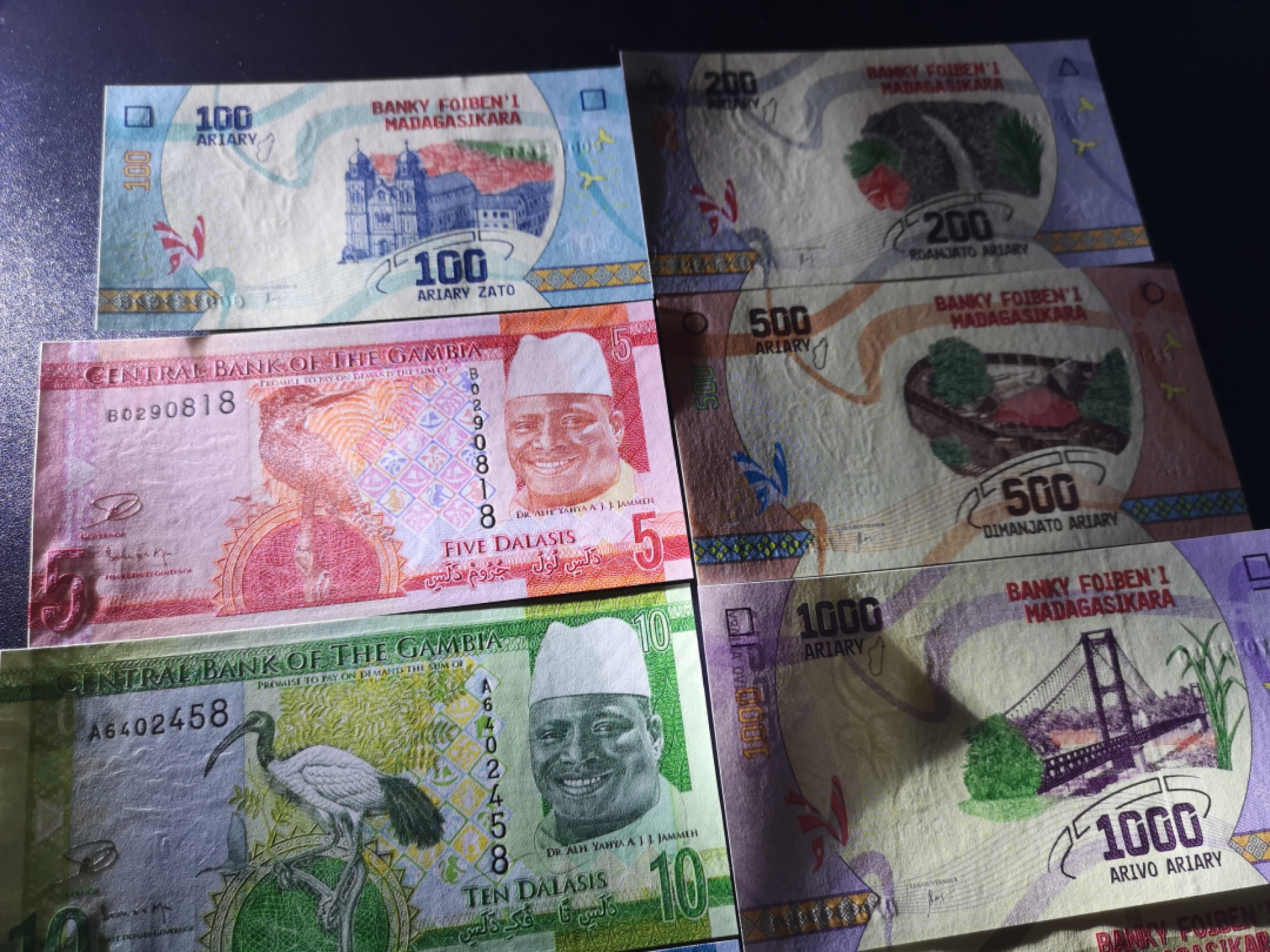 《外钞收藏家》第一百五十五期拍卖 双连拍第二场（本期59件）） 冈比亚和马达加斯加两套 全新UNC