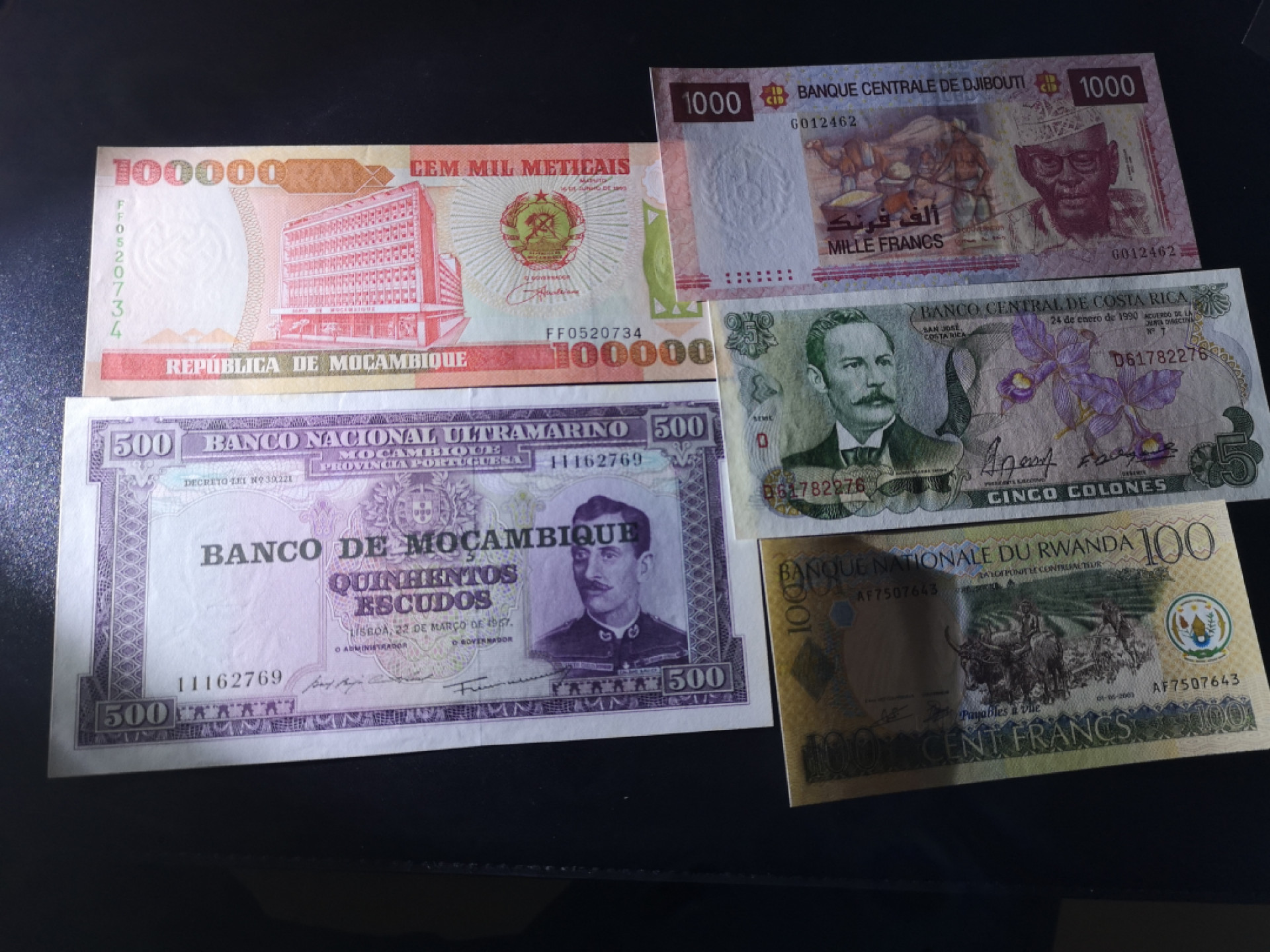 《外钞收藏家》第一百五十五期拍卖 双连拍第二场（本期59件）） 五个国家各1张 莫桑比克有黄 其他全新