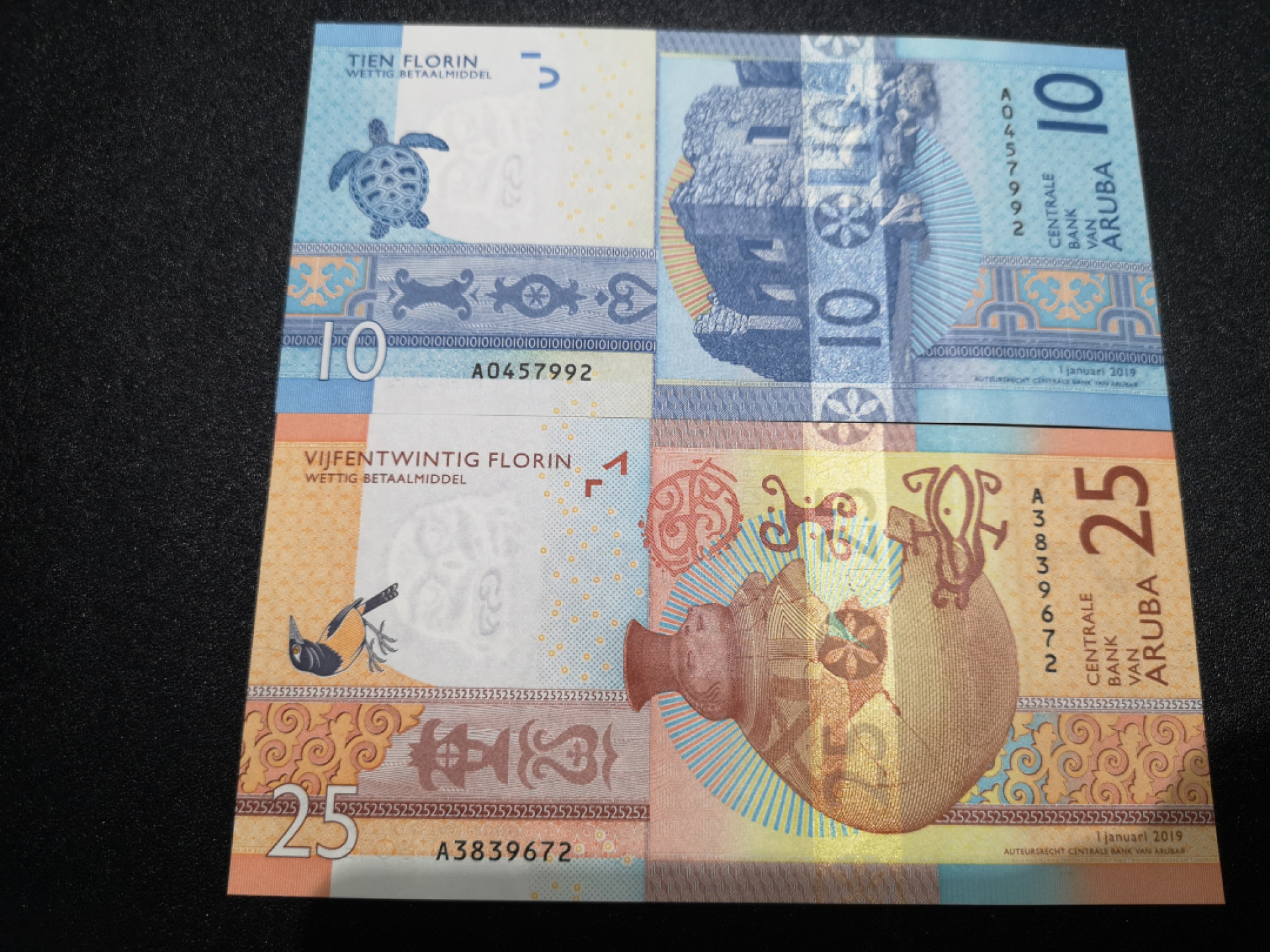 《外钞收藏家》第一百五十五期拍卖 双连拍第二场（本期59件）） 阿鲁巴10、25两张一起 全新UNC