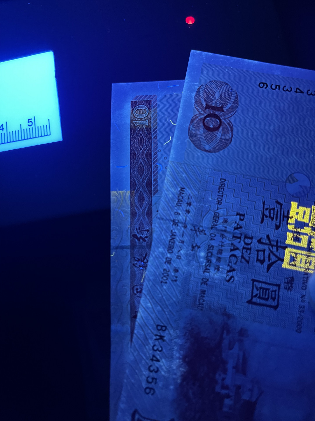 《外钞收藏家》第一百五十五期拍卖 双连拍第二场（本期59件）） 2001、2003年澳门中国银行10元 两张一起 全新无折有潮癍