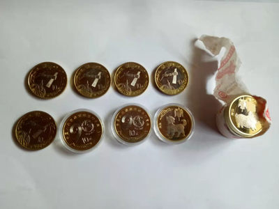 开心收藏拍卖 - 纪念币散币18枚，全是绝品。其中航天币5枚，建军90周年2枚。生肖狗1枚。生肖猪10枚。