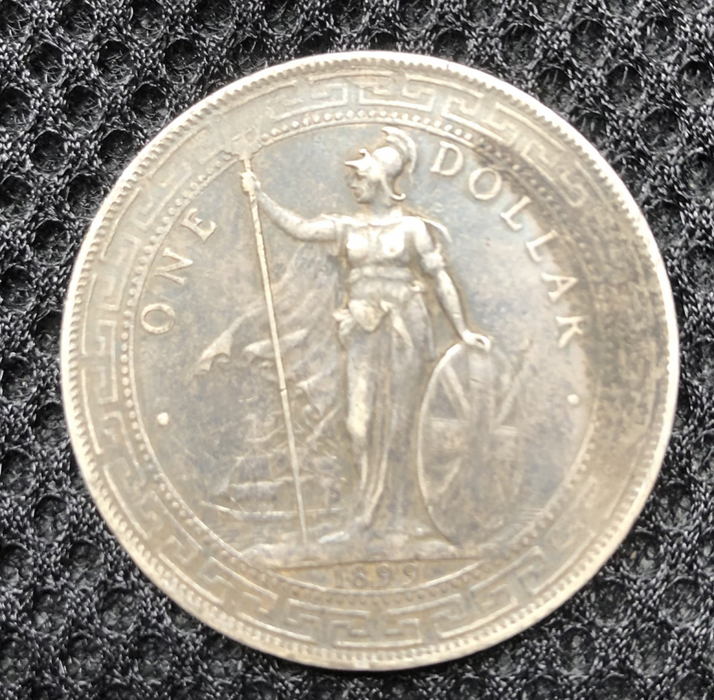 【保诚微拍】第4拍 世界钱币拍卖，88拍！ 英国 站洋 站人 银币 （背面中间有焊点 上方有一针孔）