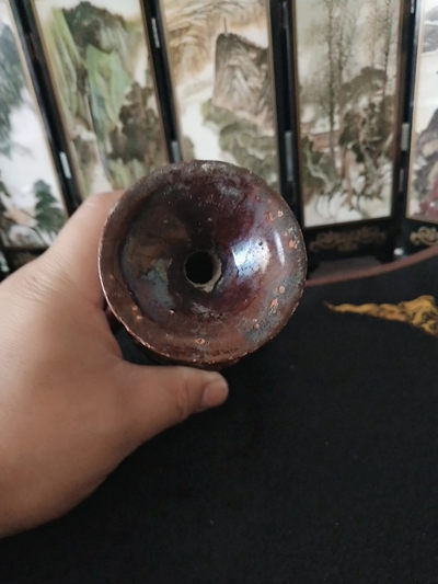 海弟收藏专场 清代酱釉老烛台一个，有磕碰，细节品相如图所示，一物一图中拍按图发货，保真包老假一赔十，售出非假不退不换！