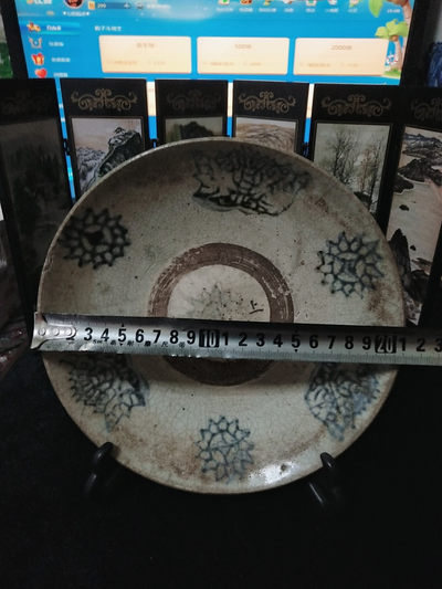 海弟收藏专场 清代菊花盘一个，有小瑕斯，细节品相如图所示，一物一图中拍按图发货，保真包老假一赔十，售出非假不退不换！