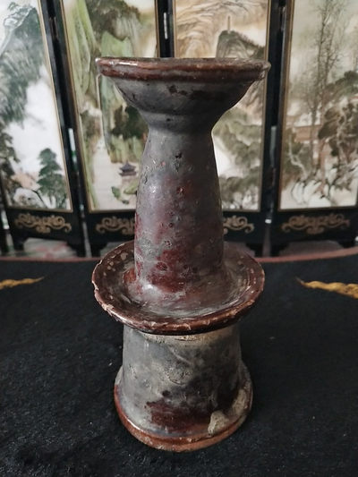 海弟收藏专场 清代酱釉老烛台一个，有磕碰，细节品相如图所示，一物一图中拍按图发货，保真包老假一赔十，售出非假不退不换！