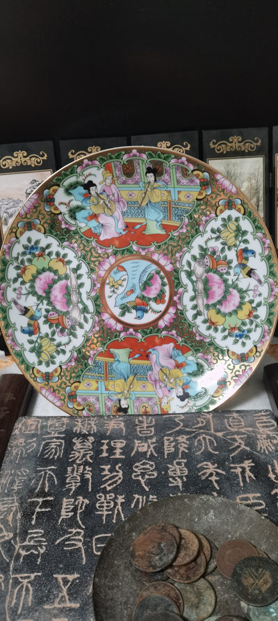 海弟收藏专场 七八十年代描金花鸟人物广彩盘子一个，全品无磕碰，细节品相如图所示，一物一图中拍按图发货，保真包老假一赔十，售出非假不退不换！