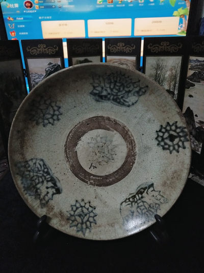 海弟收藏专场 清代菊花盘一个，有小瑕斯，细节品相如图所示，一物一图中拍按图发货，保真包老假一赔十，售出非假不退不换！
