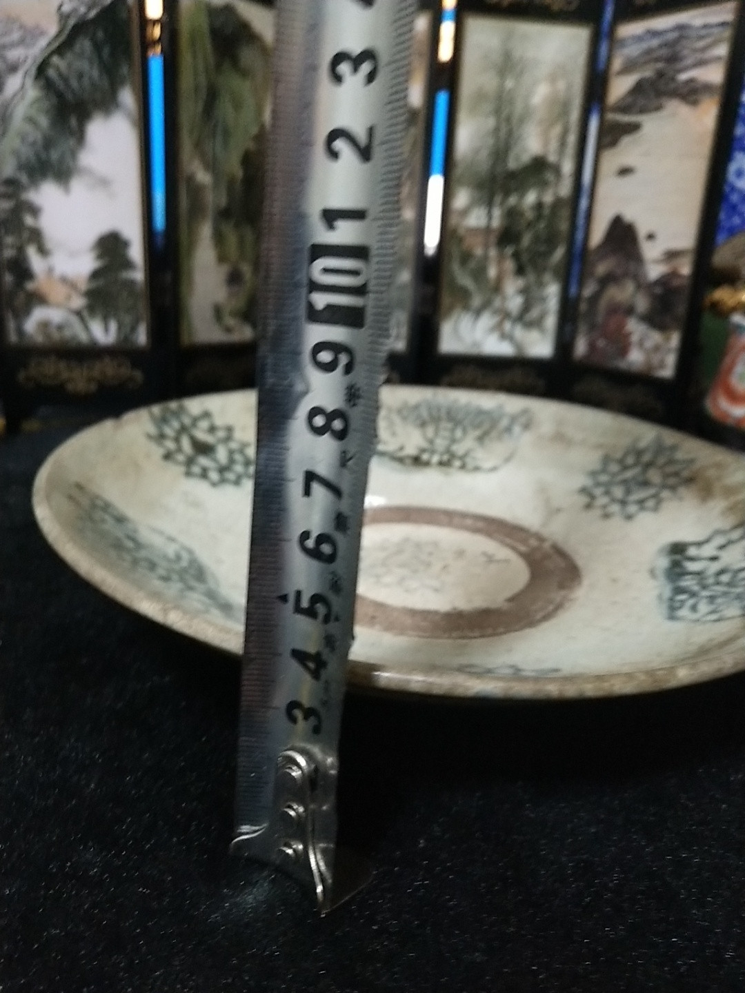 海弟收藏专场 清代菊花盘一个，有小瑕斯，细节品相如图所示，一物一图中拍按图发货，保真包老假一赔十，售出非假不退不换！