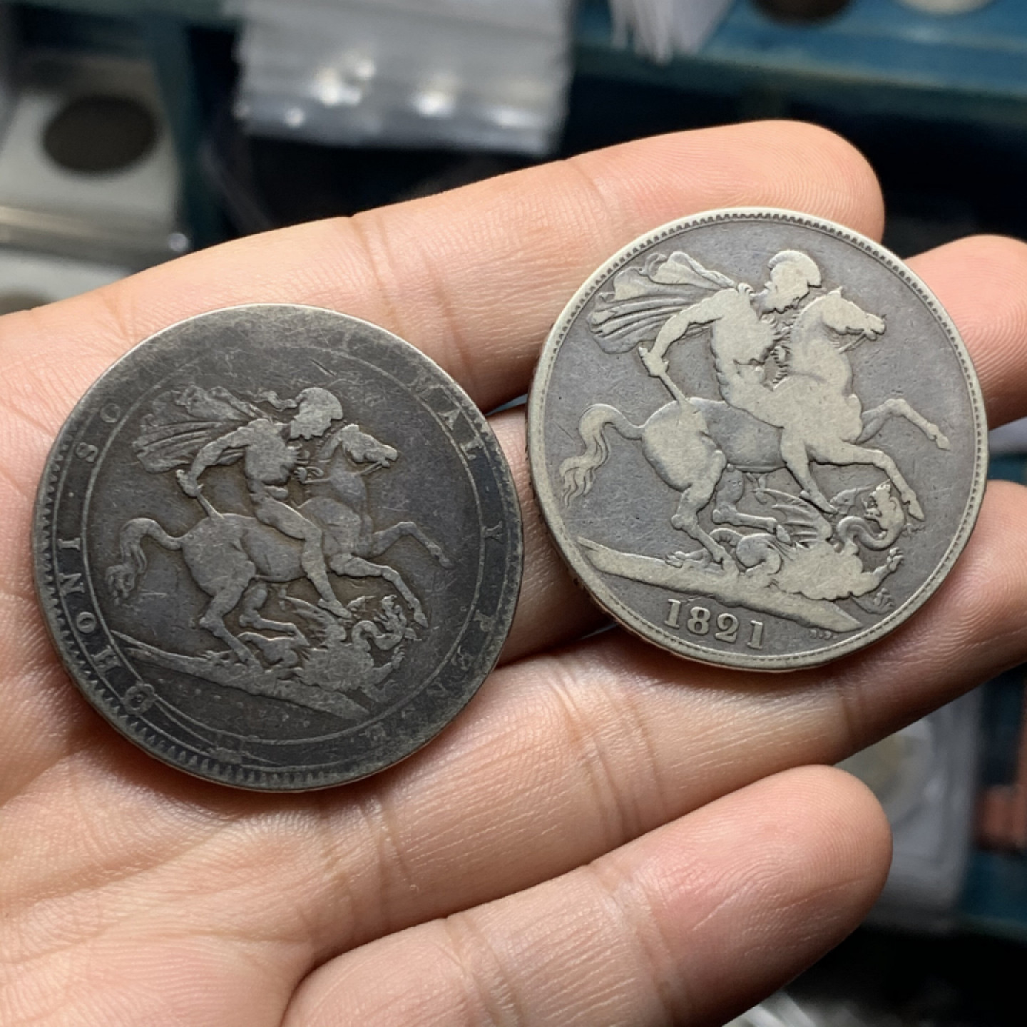 【保诚微拍】第4拍 世界钱币拍卖，88拍！  英国 原味乔三乔四 马剑克朗大银币 一对 一起拍 27.2g，38mm/27.5g，37.8mm