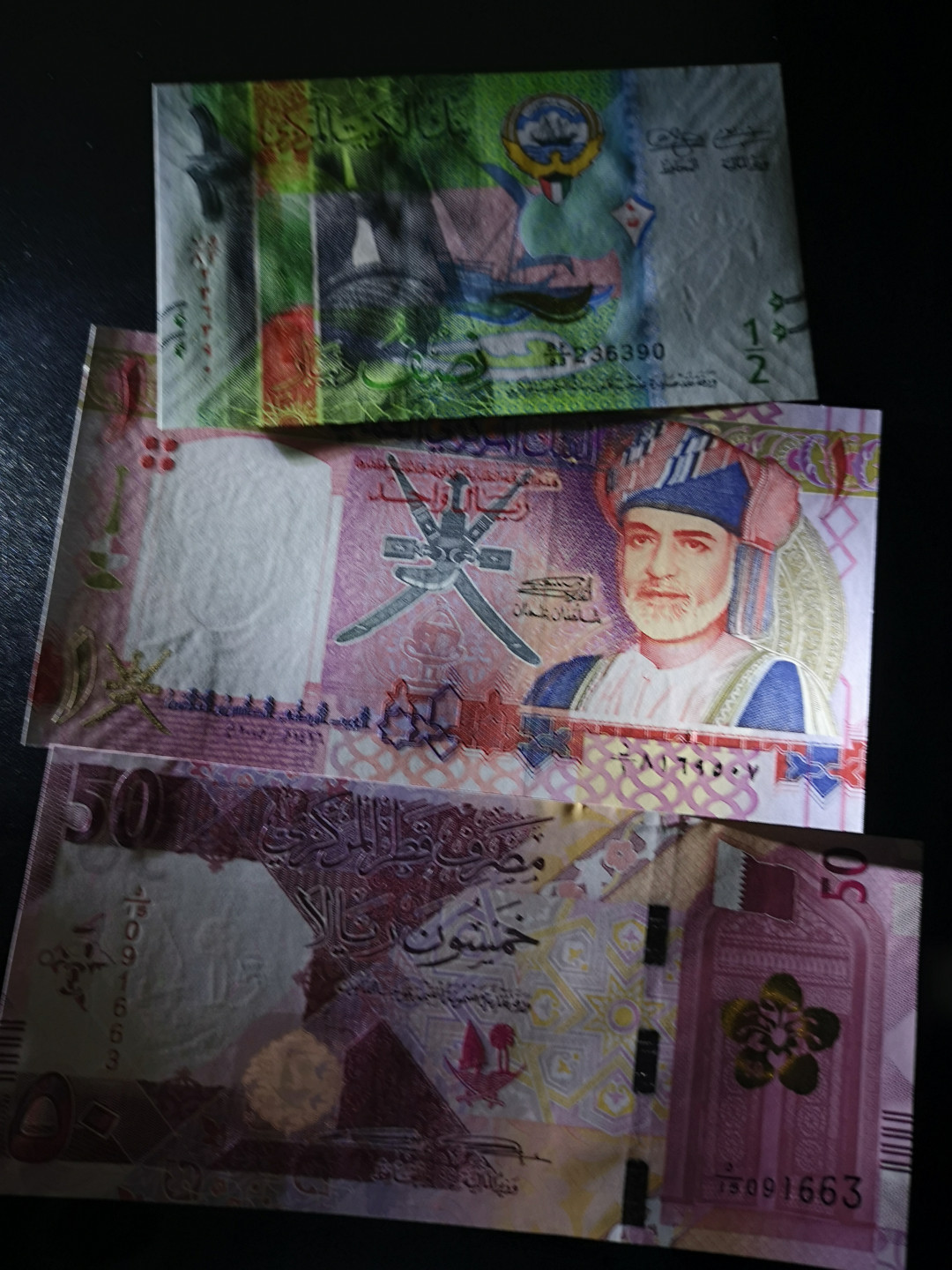 《外钞收藏家》第一百五十七期拍卖（本期62件）（连拍场） 卡达尔50里亚尔、阿曼1里亚尔、科威特1/2第纳尔 3张全新UNC