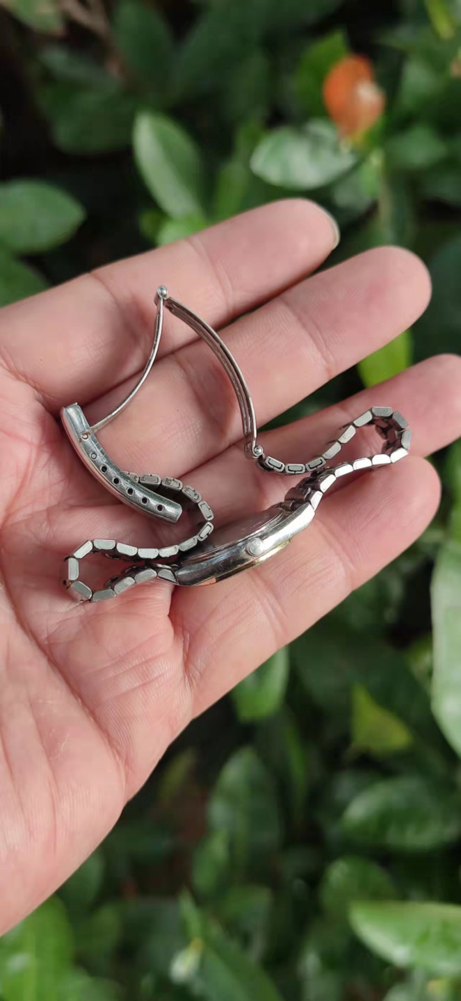 日本西铁城手表，需要更换电池。